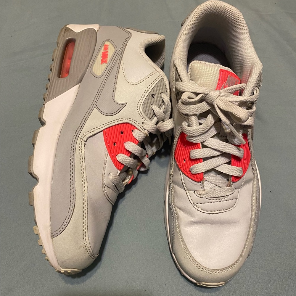 Light grey, dark grey & coral AirMax 6.5y. I wear a 7woman or 7.5 woman and fit.
